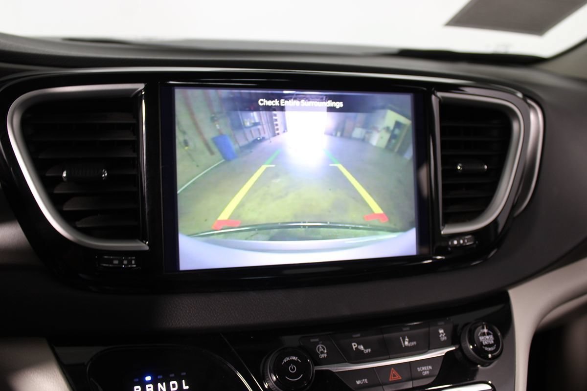 Used 2024 Chrysler Pacifica Touring-L FWD image 24