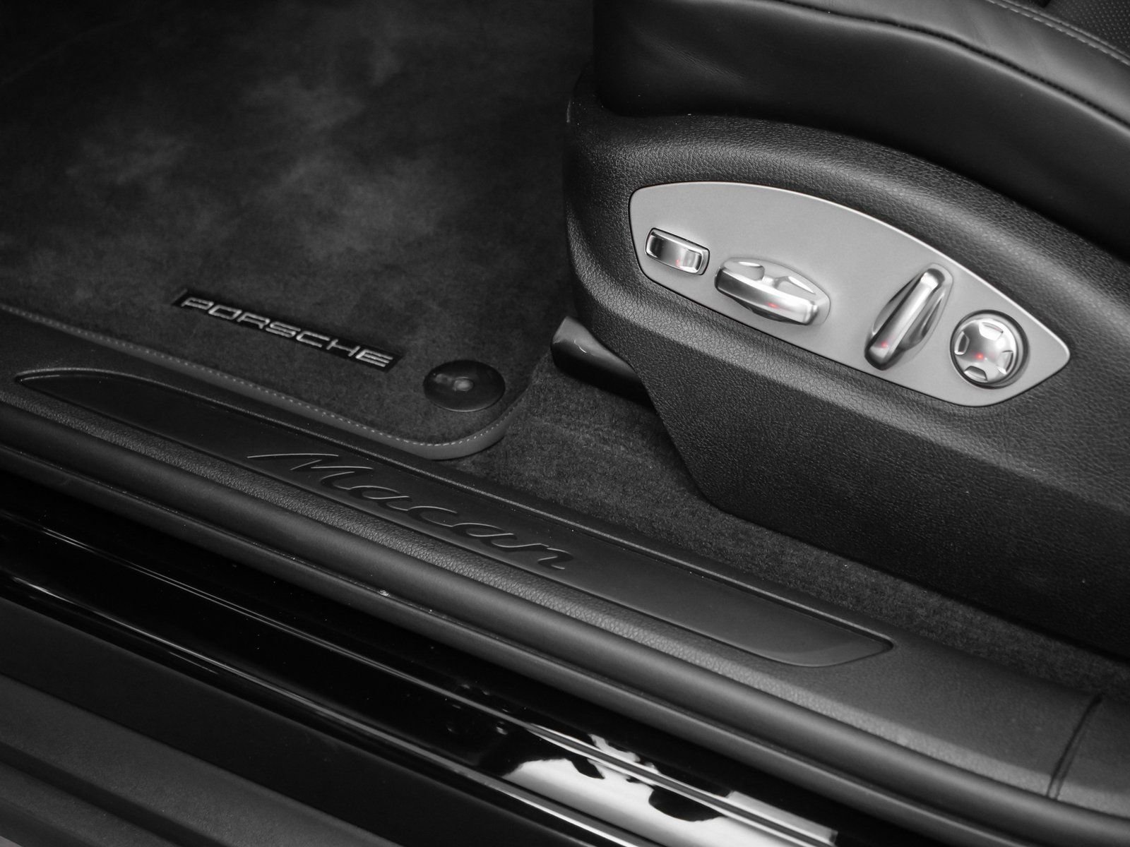 Certified 2025 Porsche Macan image 23