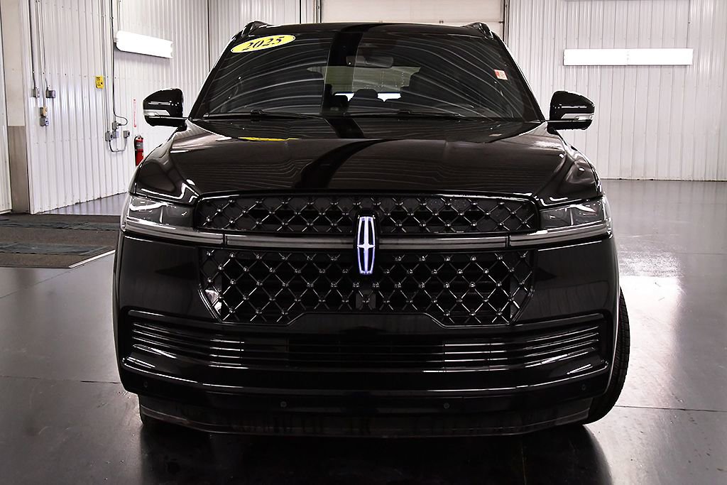 Used 2025 Lincoln Navigator Reserve w/ Jet Appearance Package AWD/4WD image 2