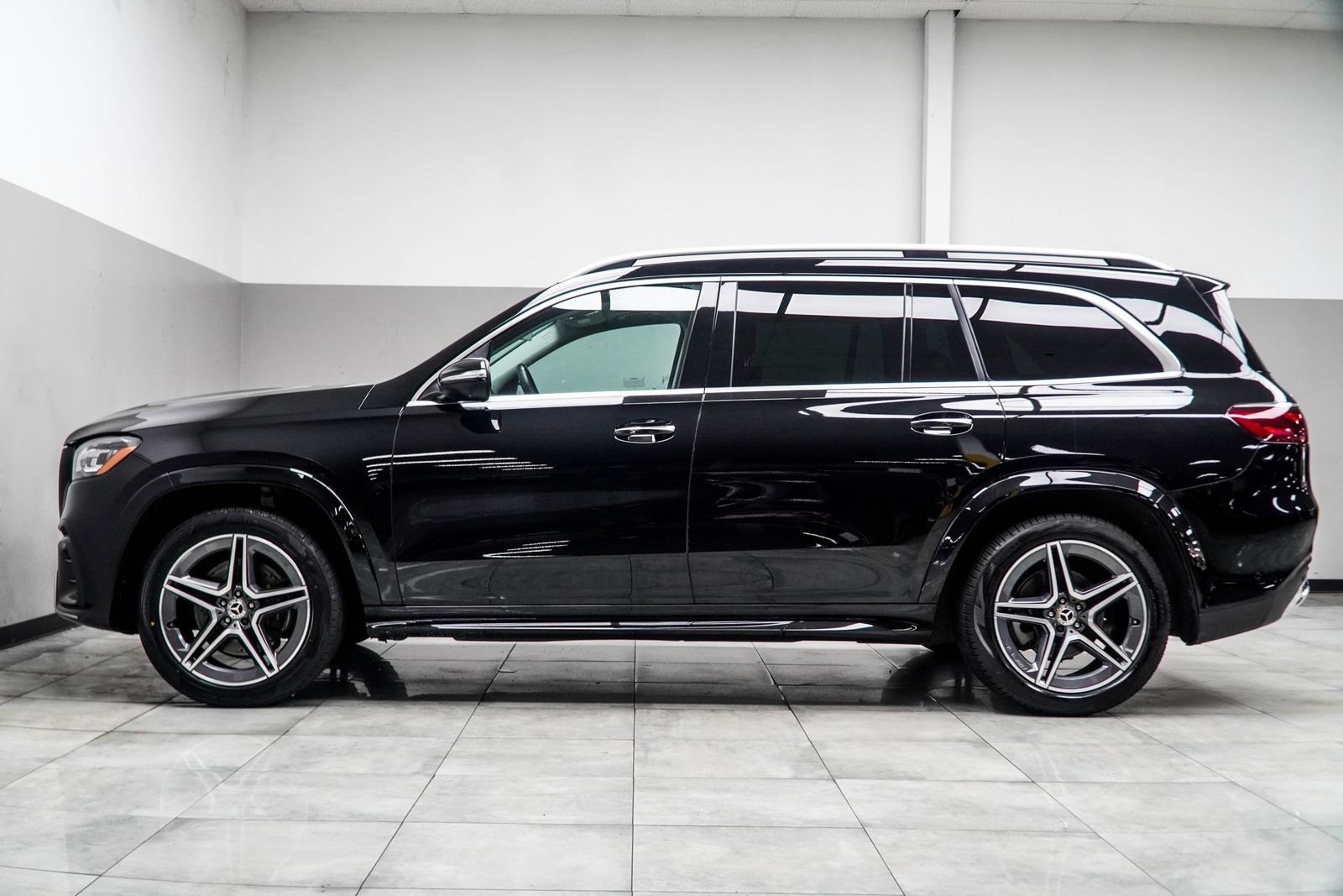 Used 2024 Mercedes-Benz GLS 450 4MATIC image 10