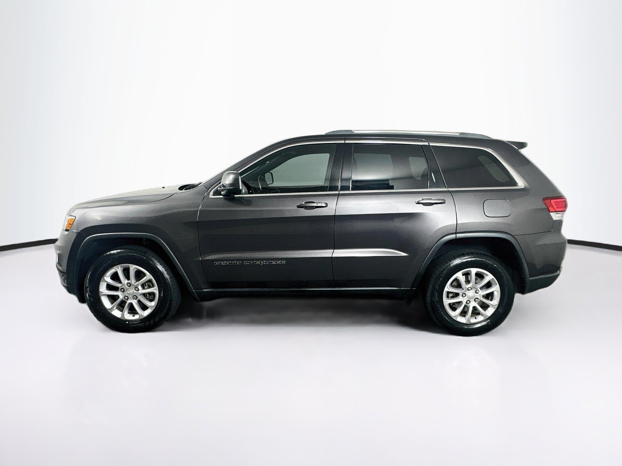 Used 2021 Jeep Grand Cherokee Laredo AWD/4WD image 4