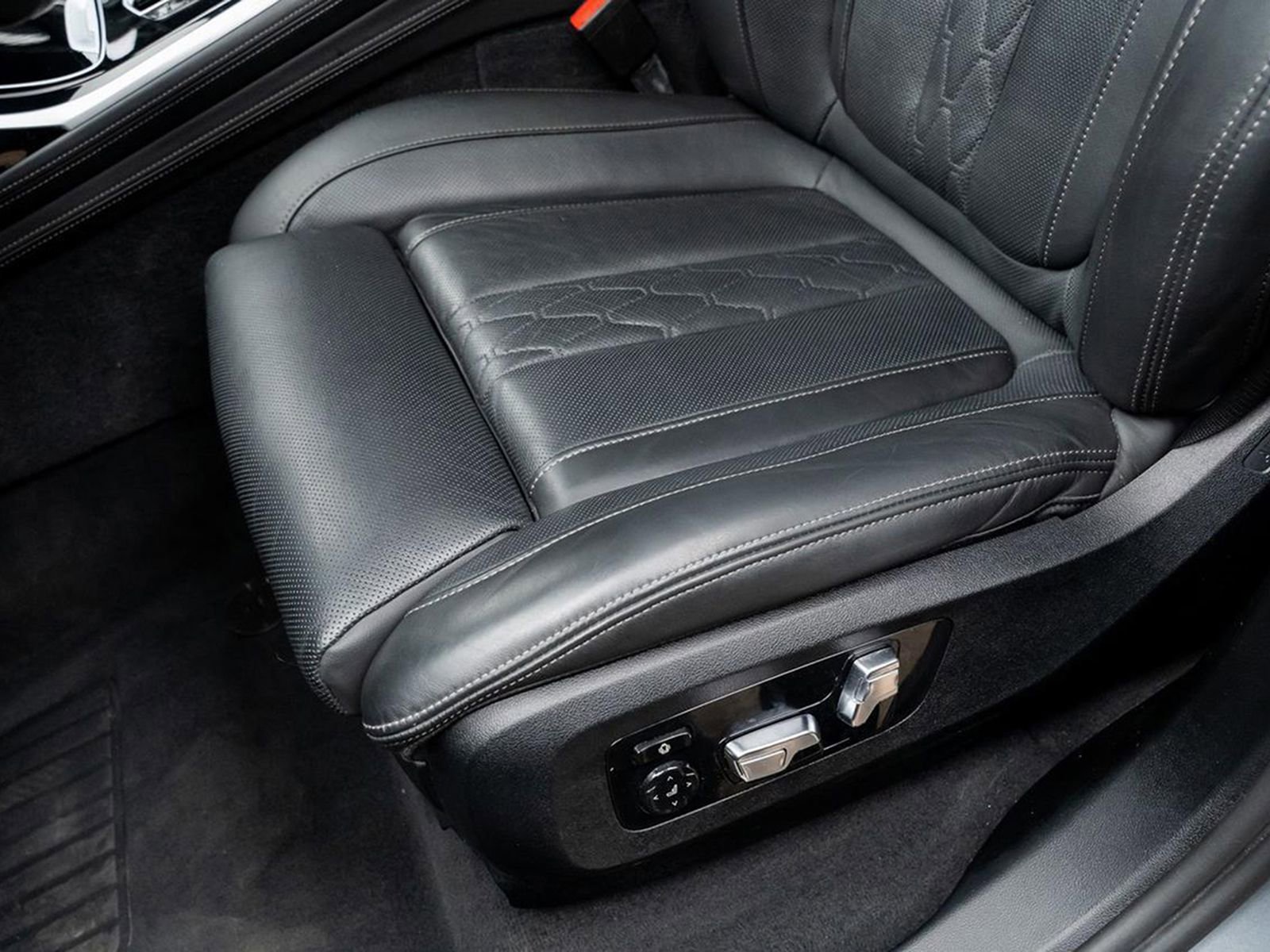 Used 2023 BMW X7 xDrive40i w/ Premium Package image 34