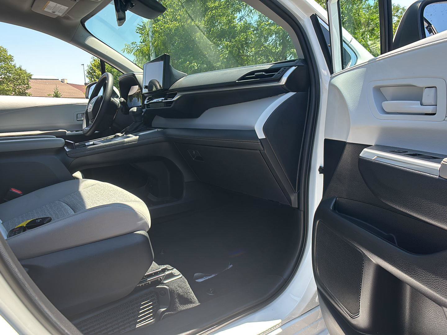 Used 2026 Toyota Sienna LE FWD image 15