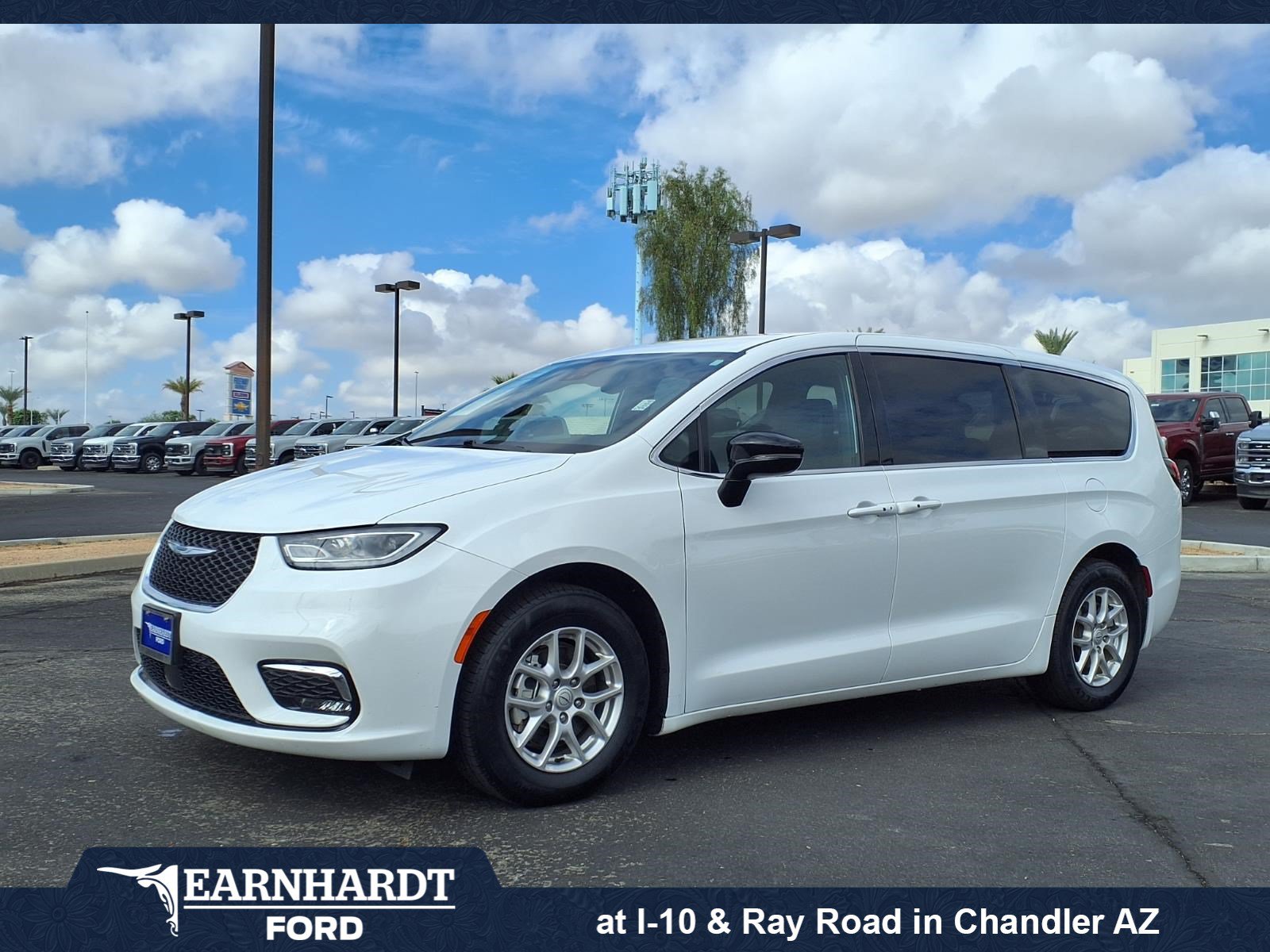 Used 2025 Chrysler Pacifica Select FWD image 1
