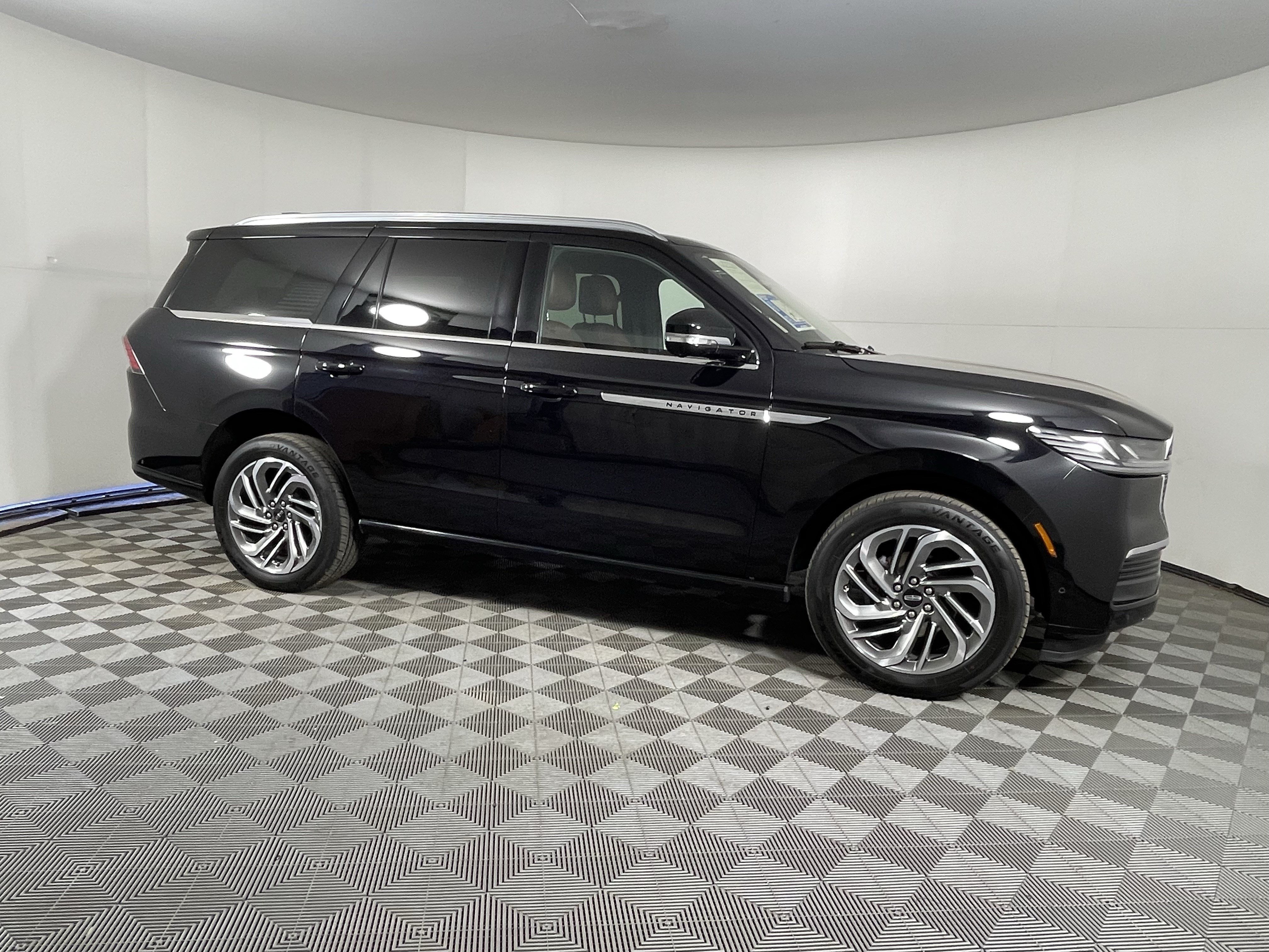 Used 2025 Lincoln Navigator Reserve AWD/4WD image 6