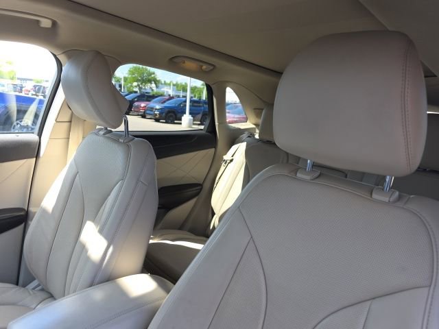 Used 2017 Lincoln MKC Reserve w/ Lincoln MKC Climate Package AWD/4WD image 2