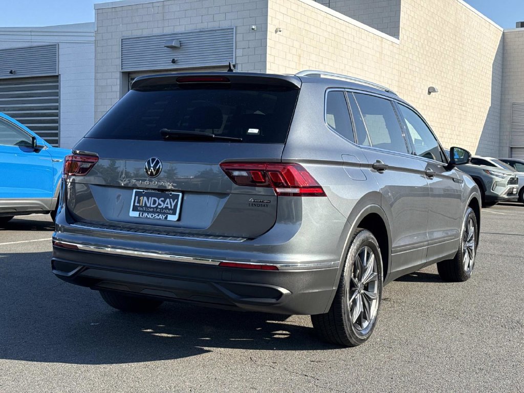 Used 2023 Volkswagen Tiguan SE AWD/4WD image 3