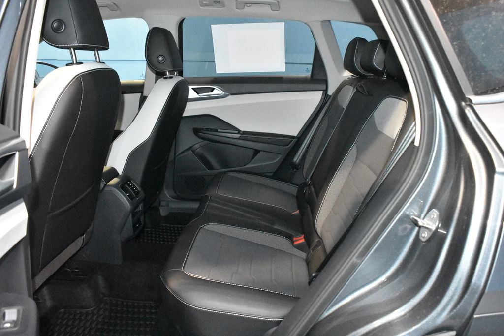 Certified 2025 Volkswagen Taos SE w/ Panoramic Sunroof Package image 17