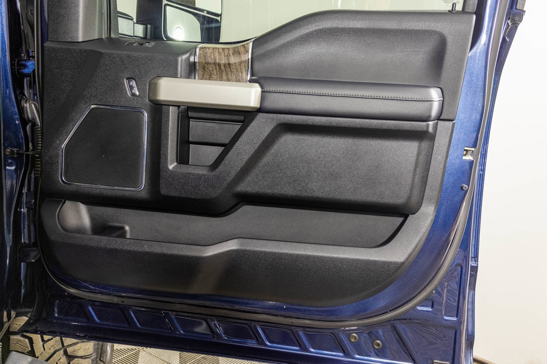 Used 2018 Ford F250 Lariat w/ Chrome Package image 47