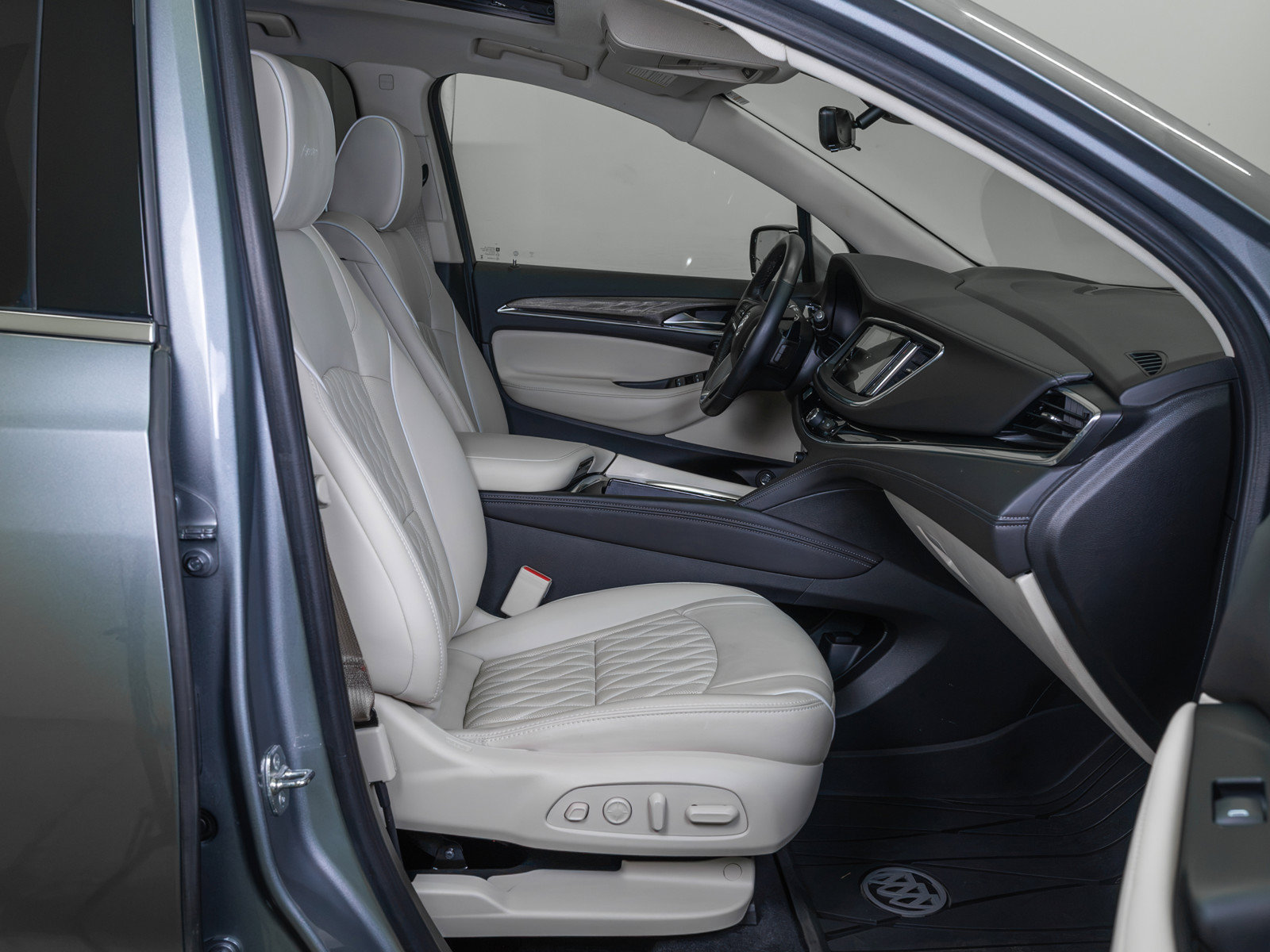 Used 2024 Buick Enclave Avenir w/ Avenir Technology Package AWD/4WD image 11