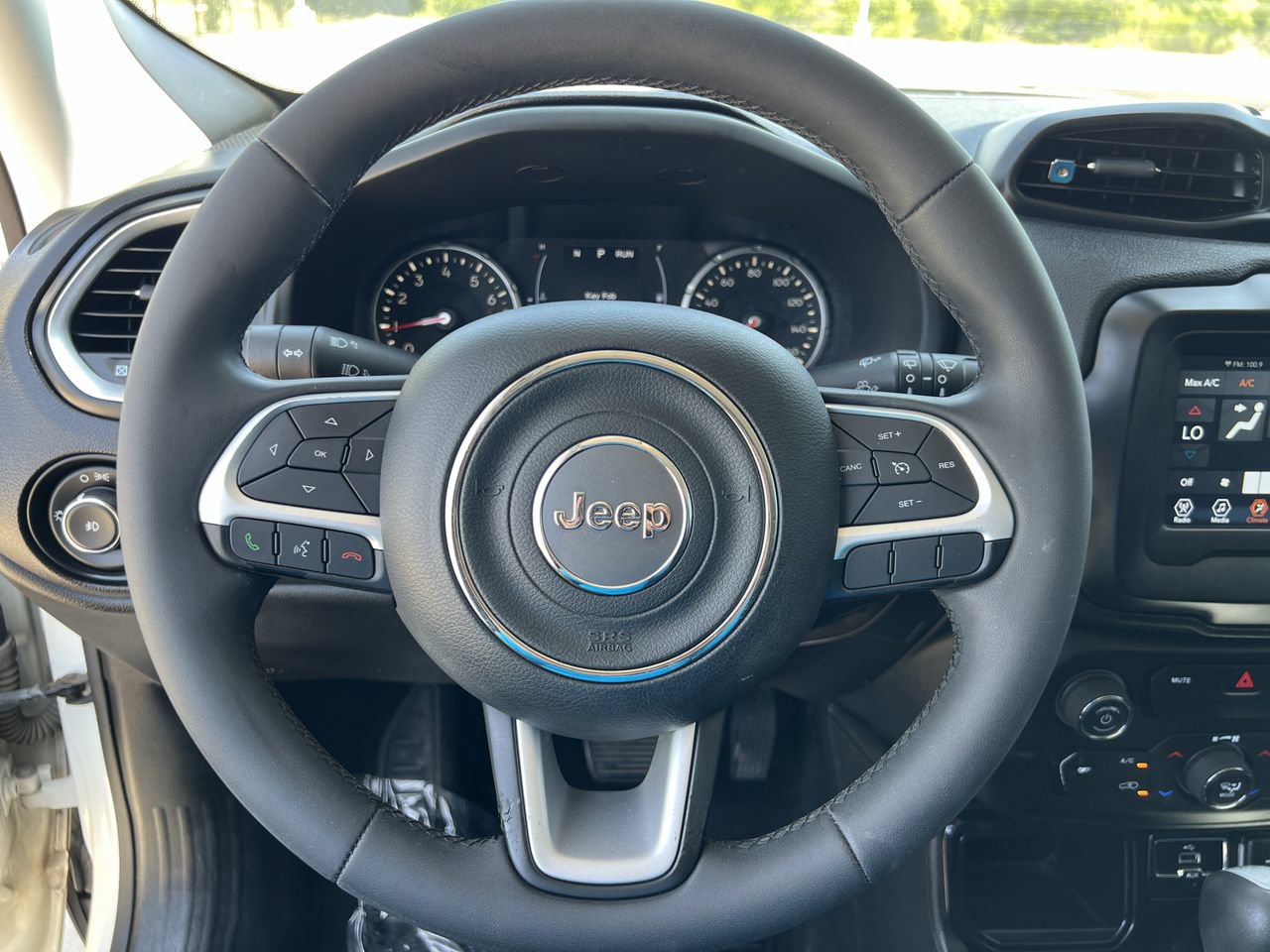 Used 2018 Jeep Renegade Latitude FWD image 12
