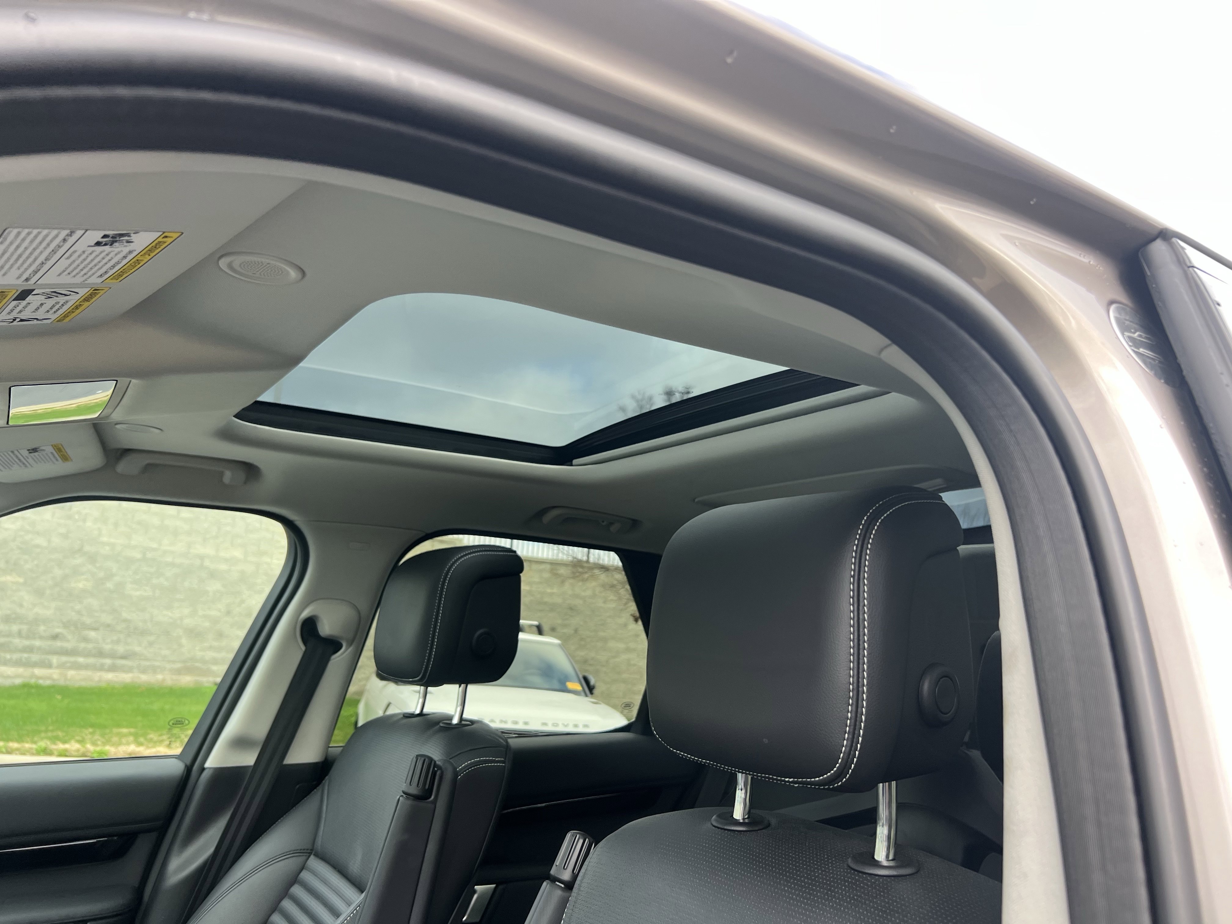 Certified 2024 Land Rover Discovery S image 17