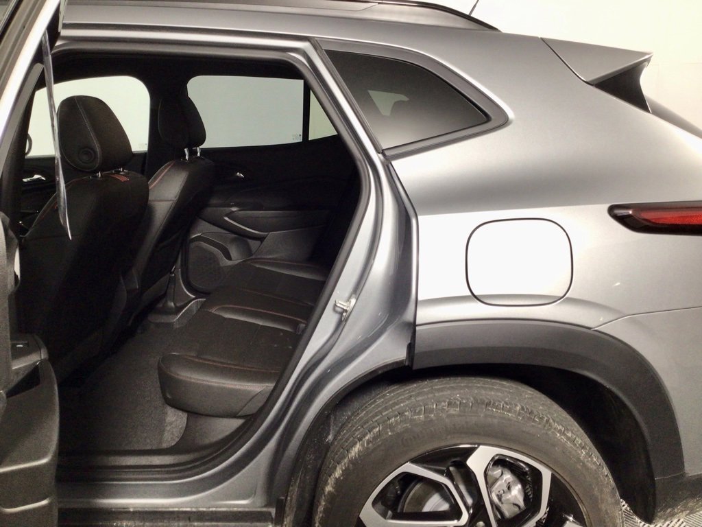 Used 2025 Chevrolet Trax RS image 28