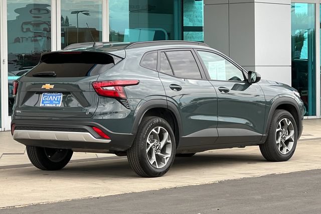 Used 2025 Chevrolet Trax LT FWD image 4