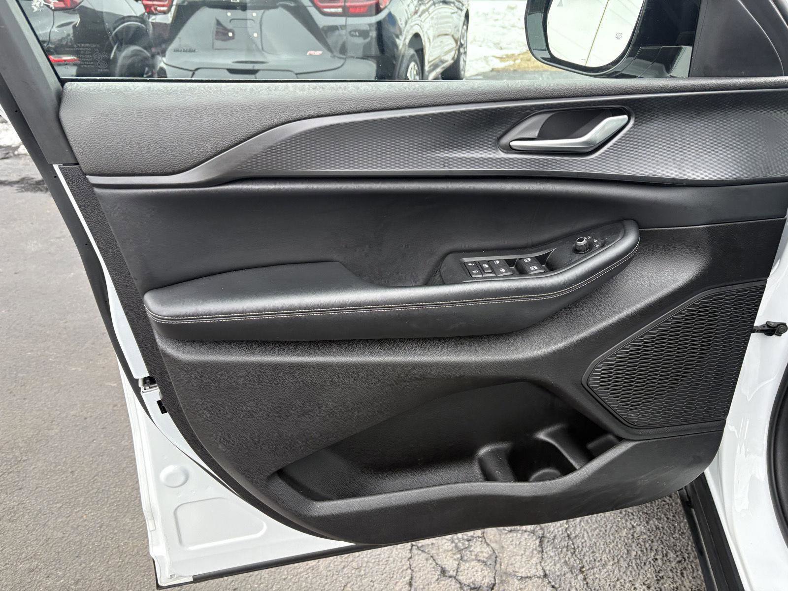 Used 2024 Jeep Grand Cherokee L Laredo image 3