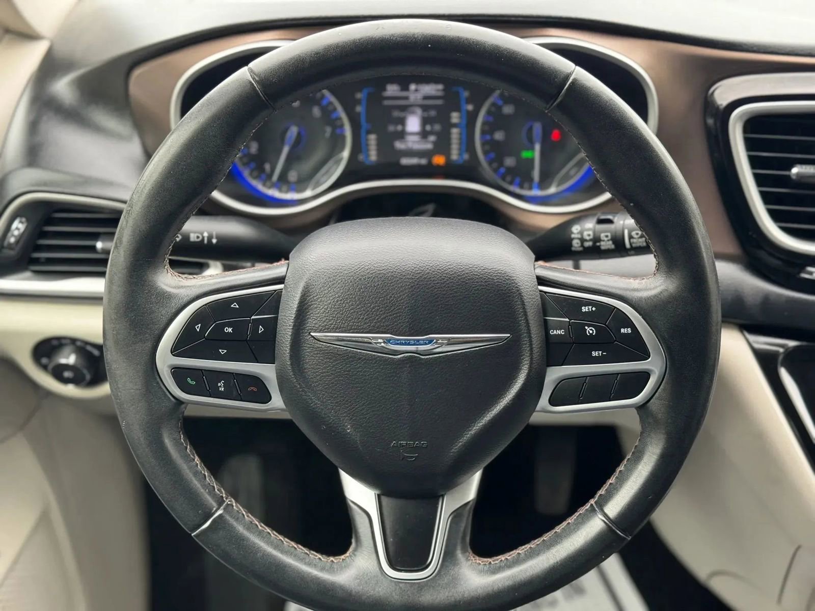 Used 2017 Chrysler Pacifica Touring-L FWD image 25