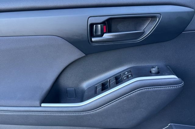 Used 2023 Toyota Highlander LE image 11