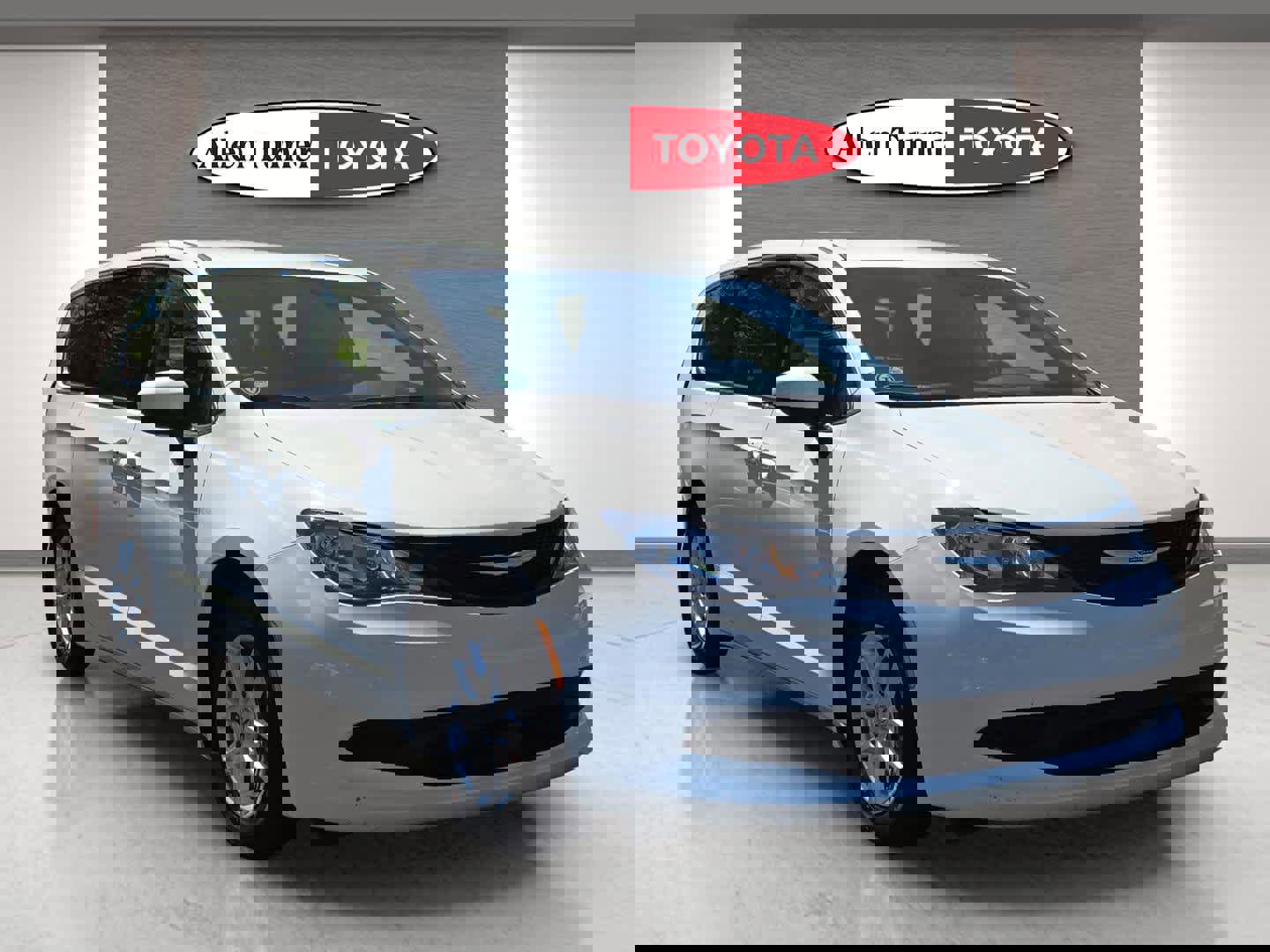 Used 2023 Chrysler Voyager LX image 1