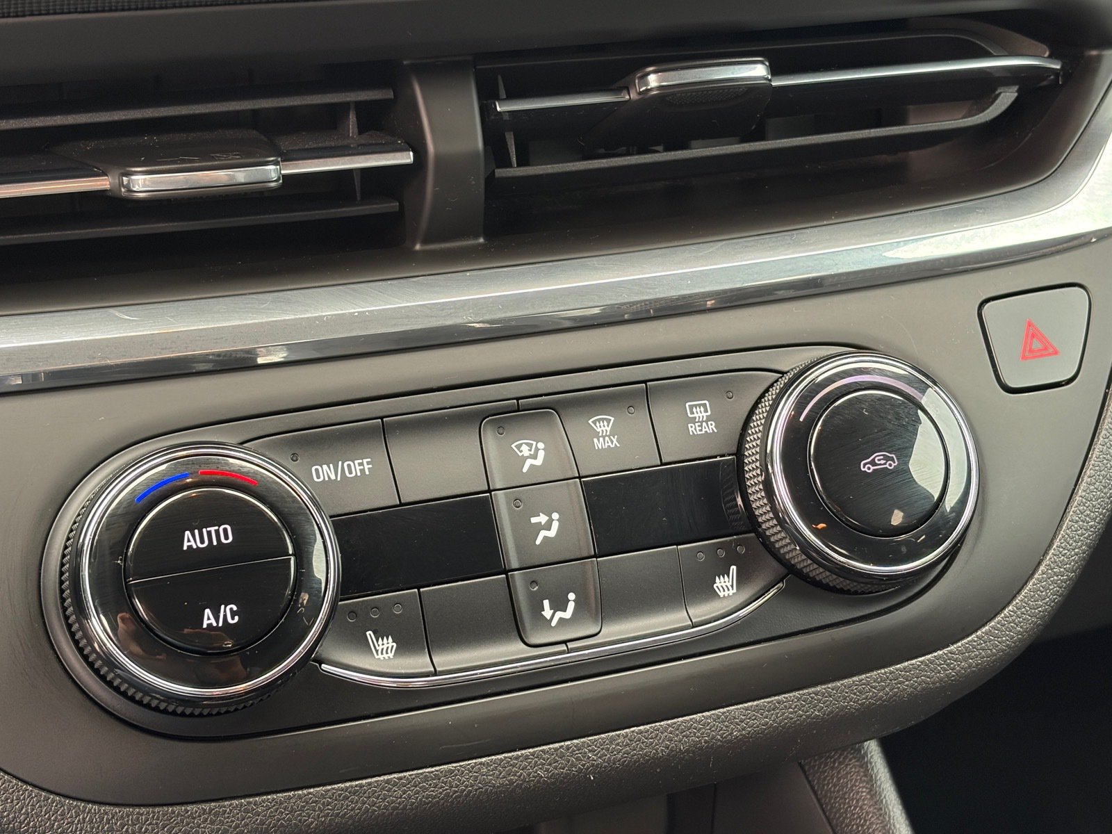 Used 2024 Buick Envista Sport Touring w/ Convenience I Package FWD image 25