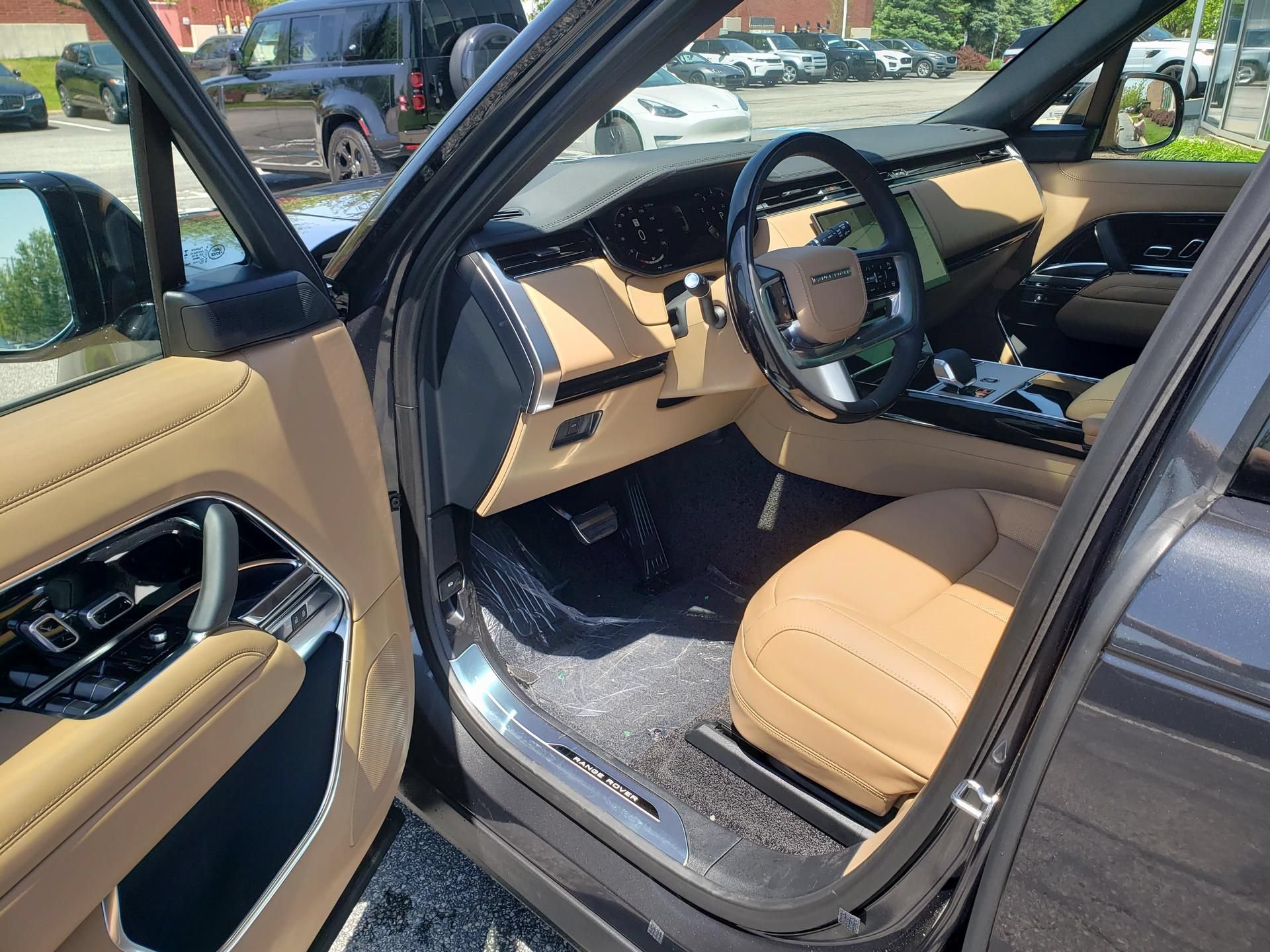 New 2026 Land Rover Range Rover Long Wheelbase SE AWD/4WD image 9