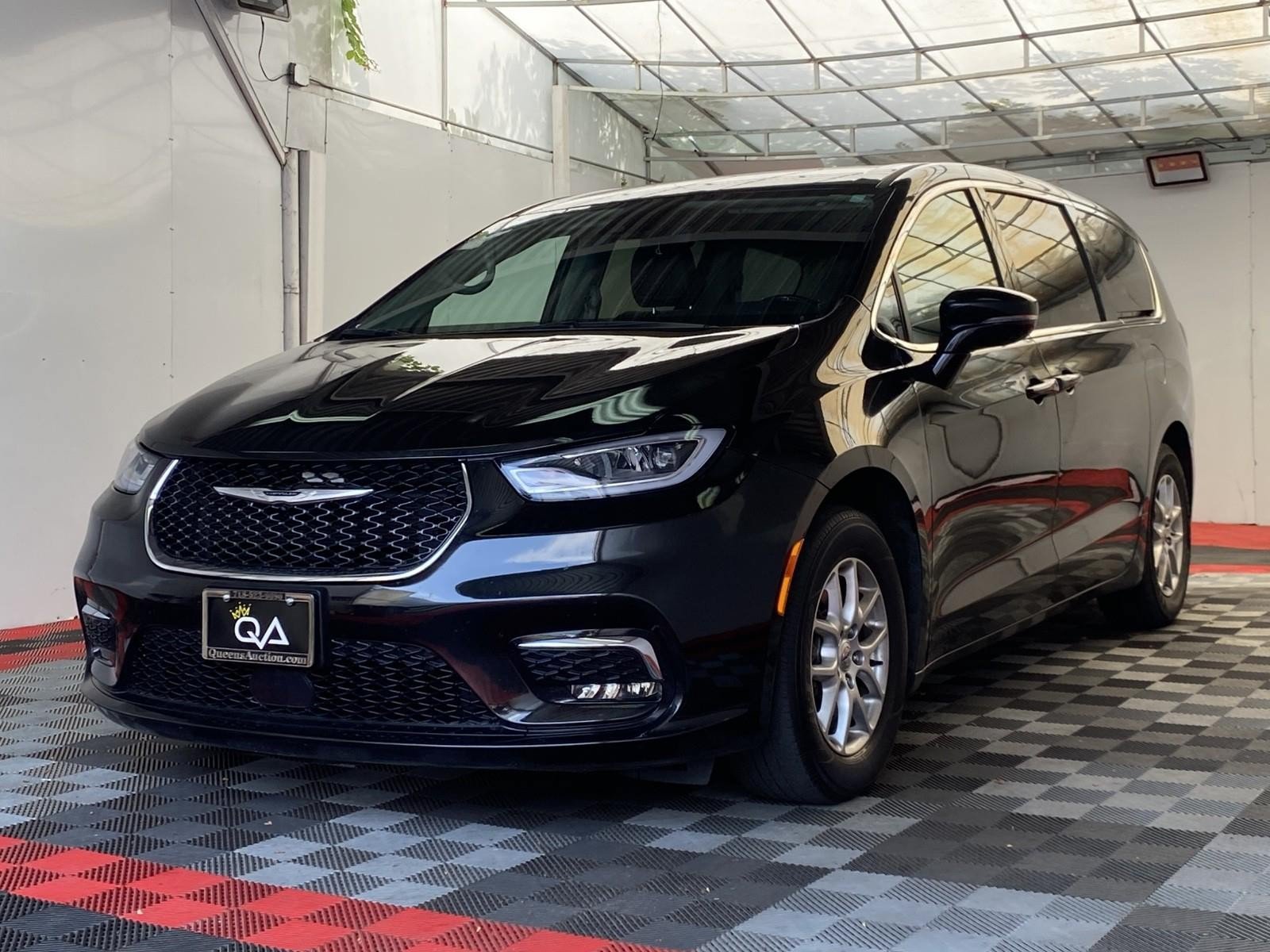 Used 2024 Chrysler Pacifica Touring-L FWD image 3