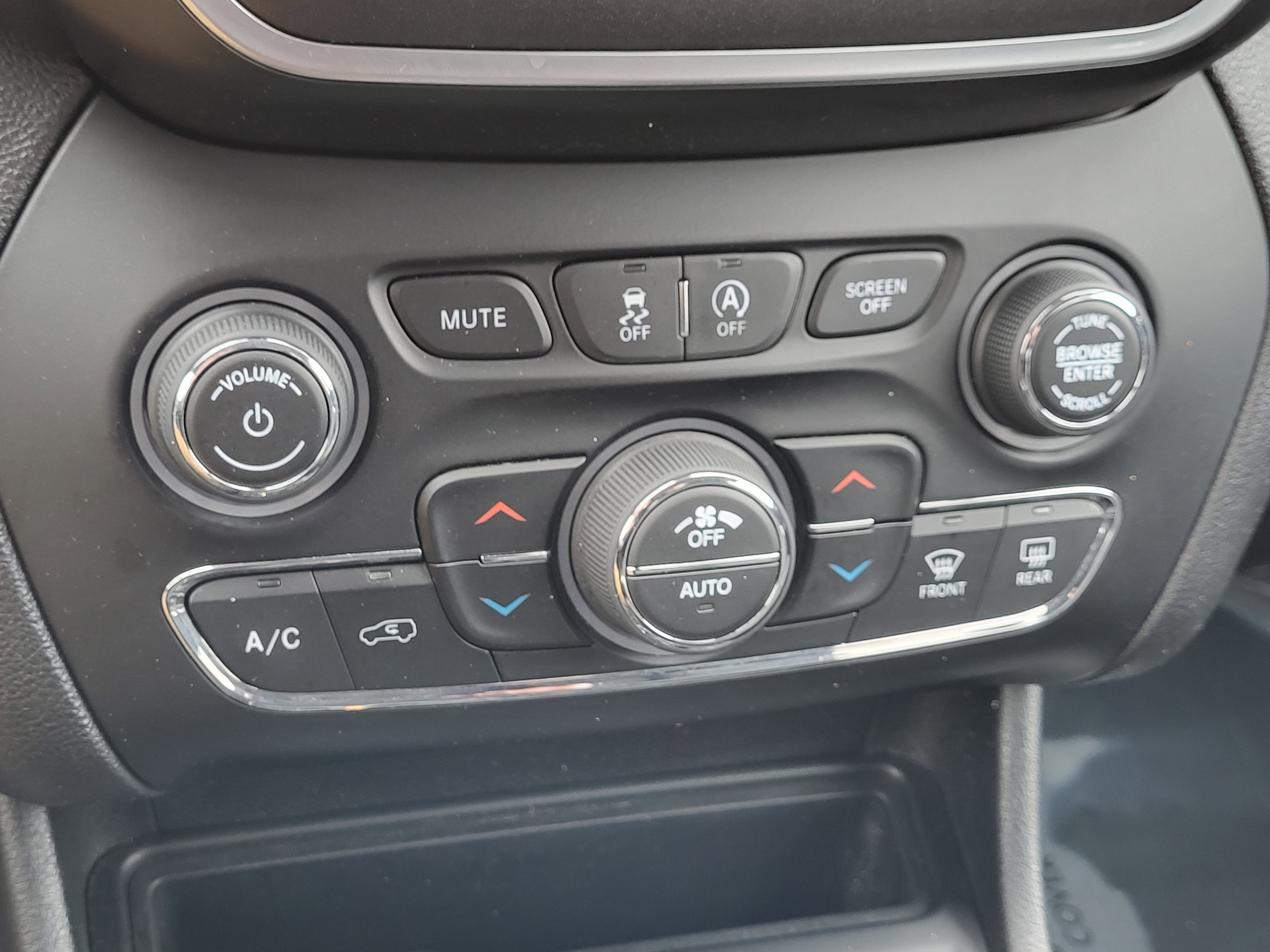 Used 2020 Jeep Cherokee Trailhawk image 18