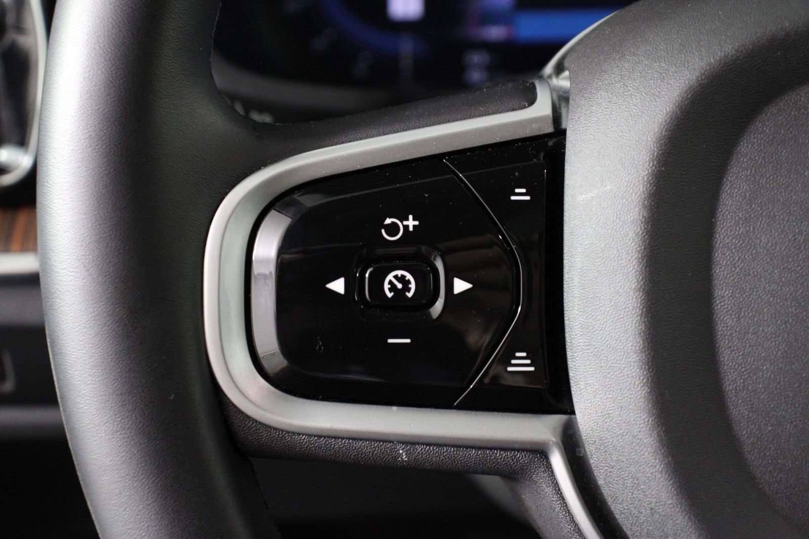 Certified 2025 Volvo V60 B5 Cross Country Plus image 10