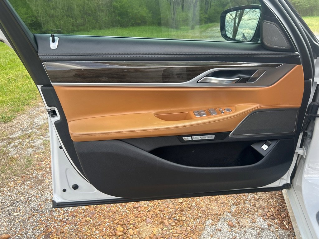 Used 2016 BMW 740i image 7