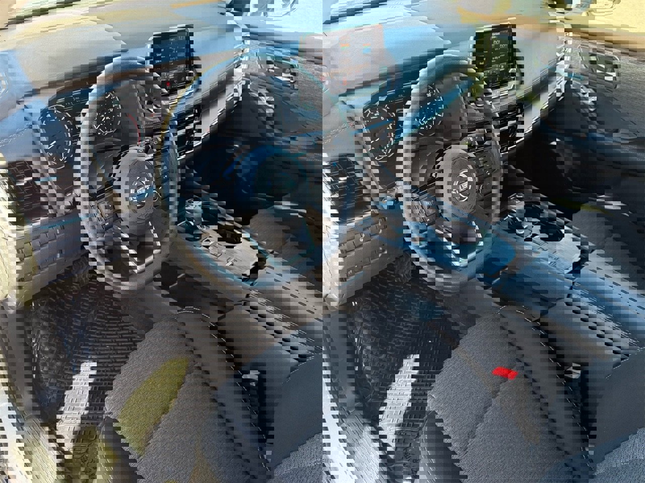 Used 2023 Nissan Rogue SV image 9