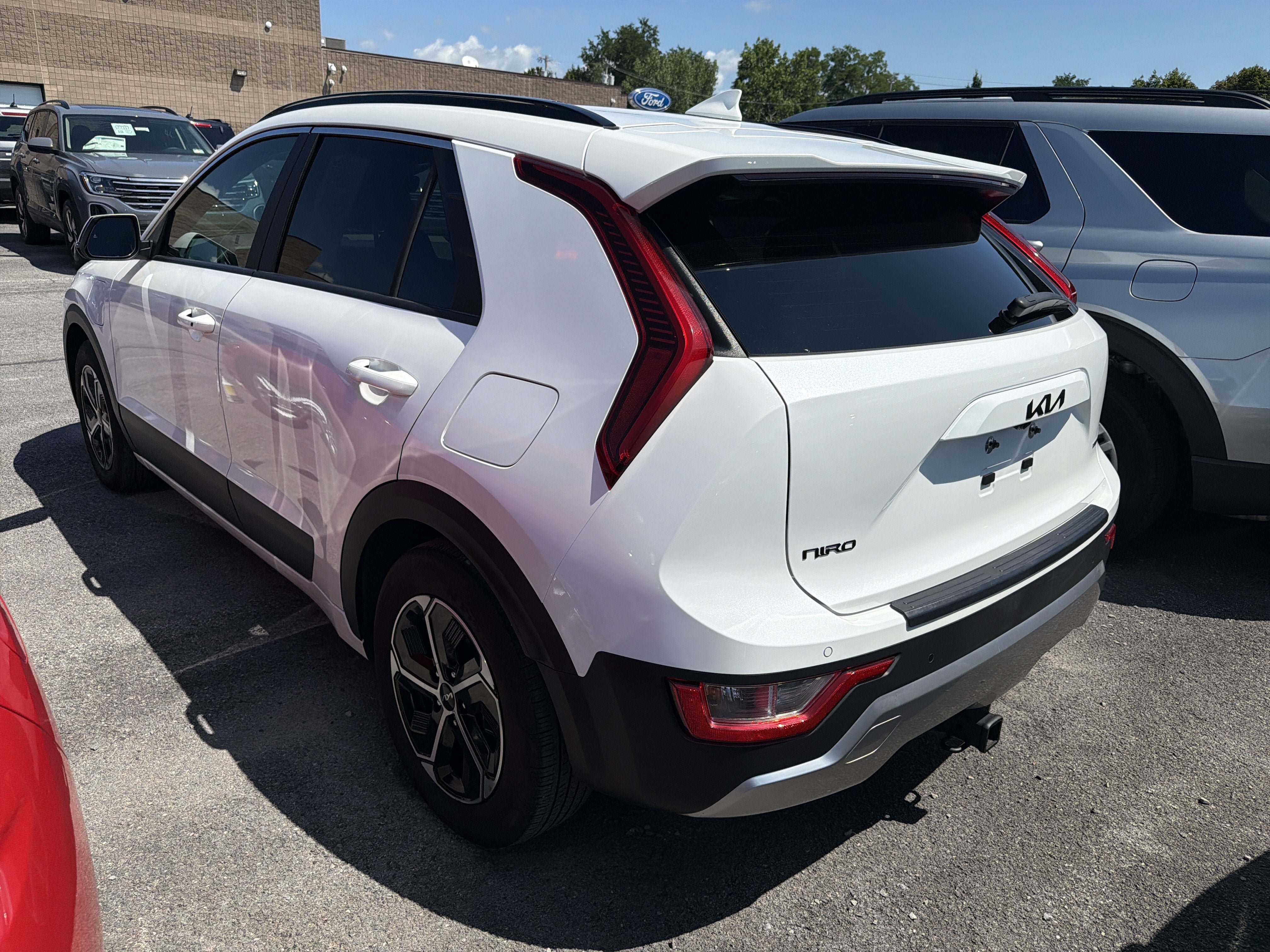 Used 2024 Kia Niro EX w/ EX Cold Weather Package FWD image 5