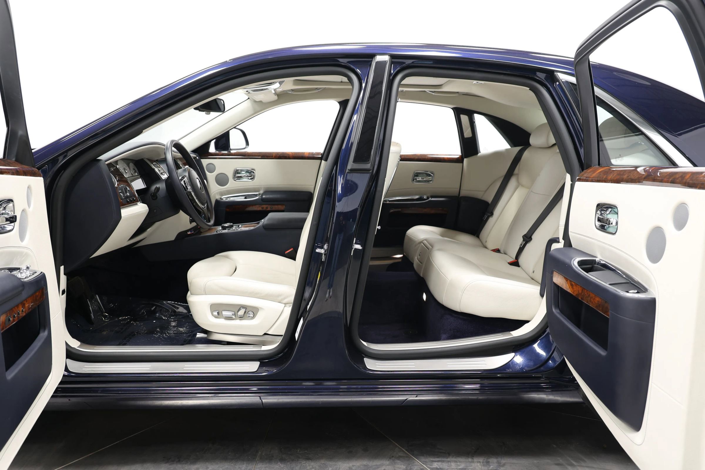 Used 2015 Rolls-Royce Ghost image 47