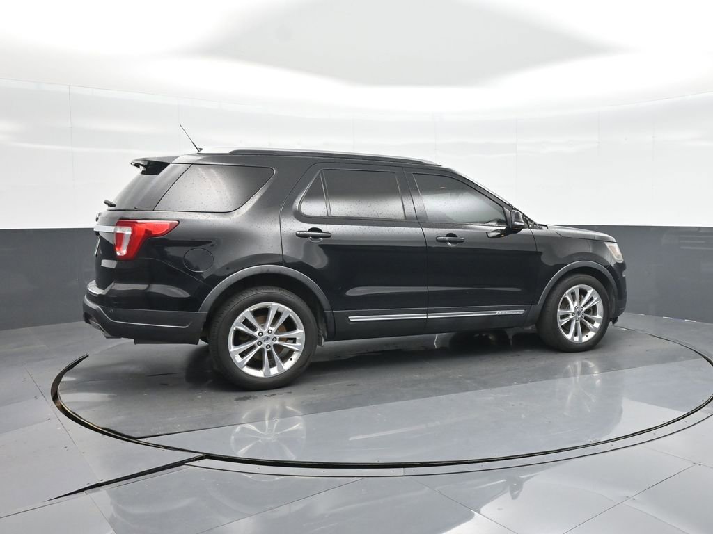 Used 2018 Ford Explorer XLT w/ Equipment Group 202A FWD image 9