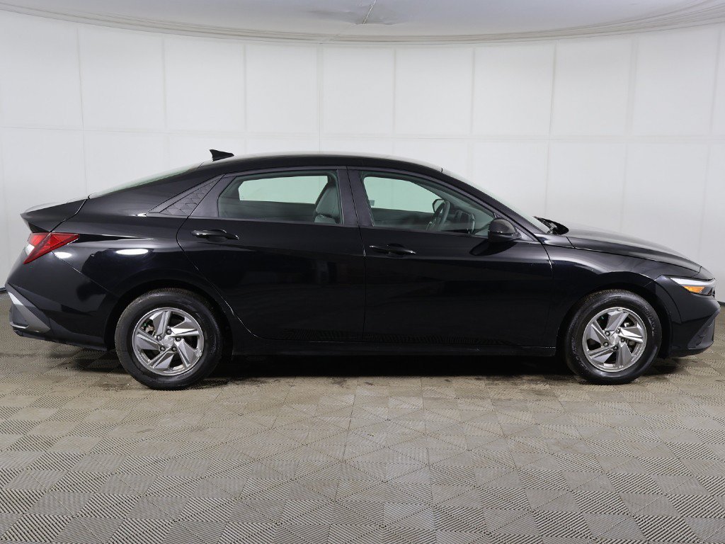 Certified 2025 Hyundai Elantra SE FWD image 13