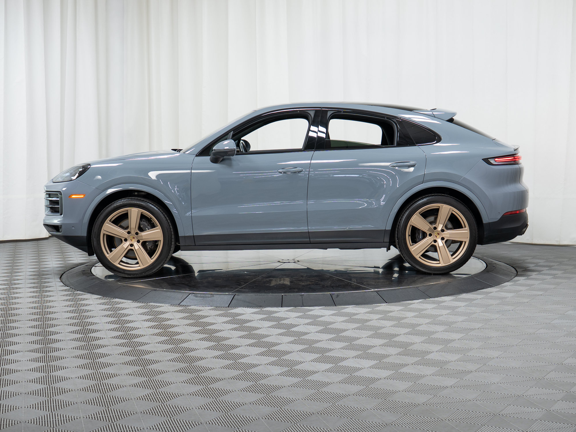 Certified 2024 Porsche Cayenne Coupe AWD/4WD image 32
