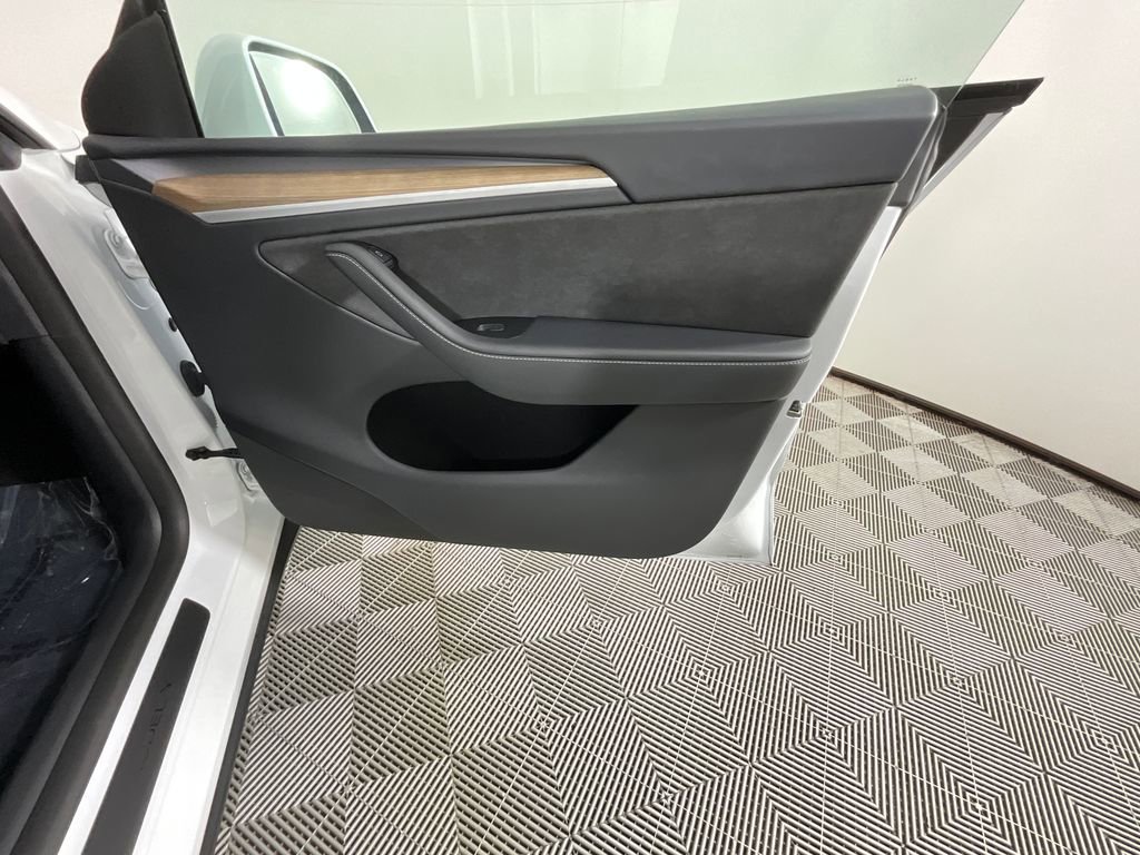 Used 2024 Tesla Model Y Long Range AWD/4WD image 21