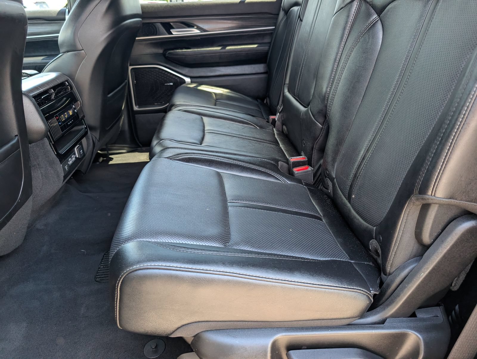 Used 2024 Jeep Wagoneer L Series II w/ Flexible Seating Group AWD/4WD image 16