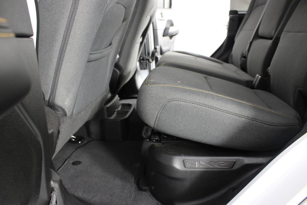 Used 2025 Jeep Wrangler Unlimited Sahara AWD/4WD image 16