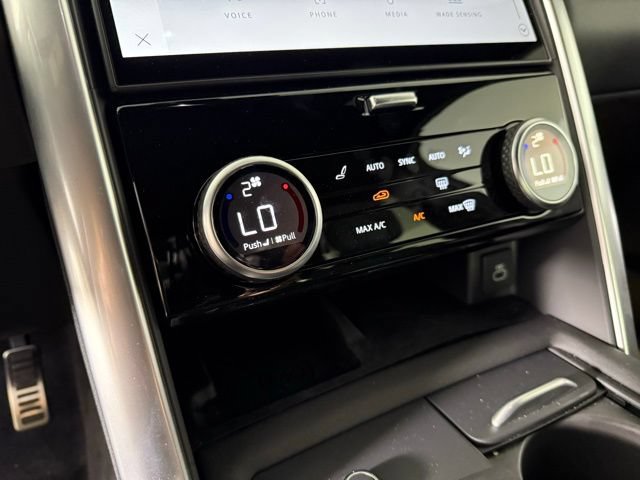 Used 2025 Land Rover Discovery Metropolitan Edition AWD/4WD image 23