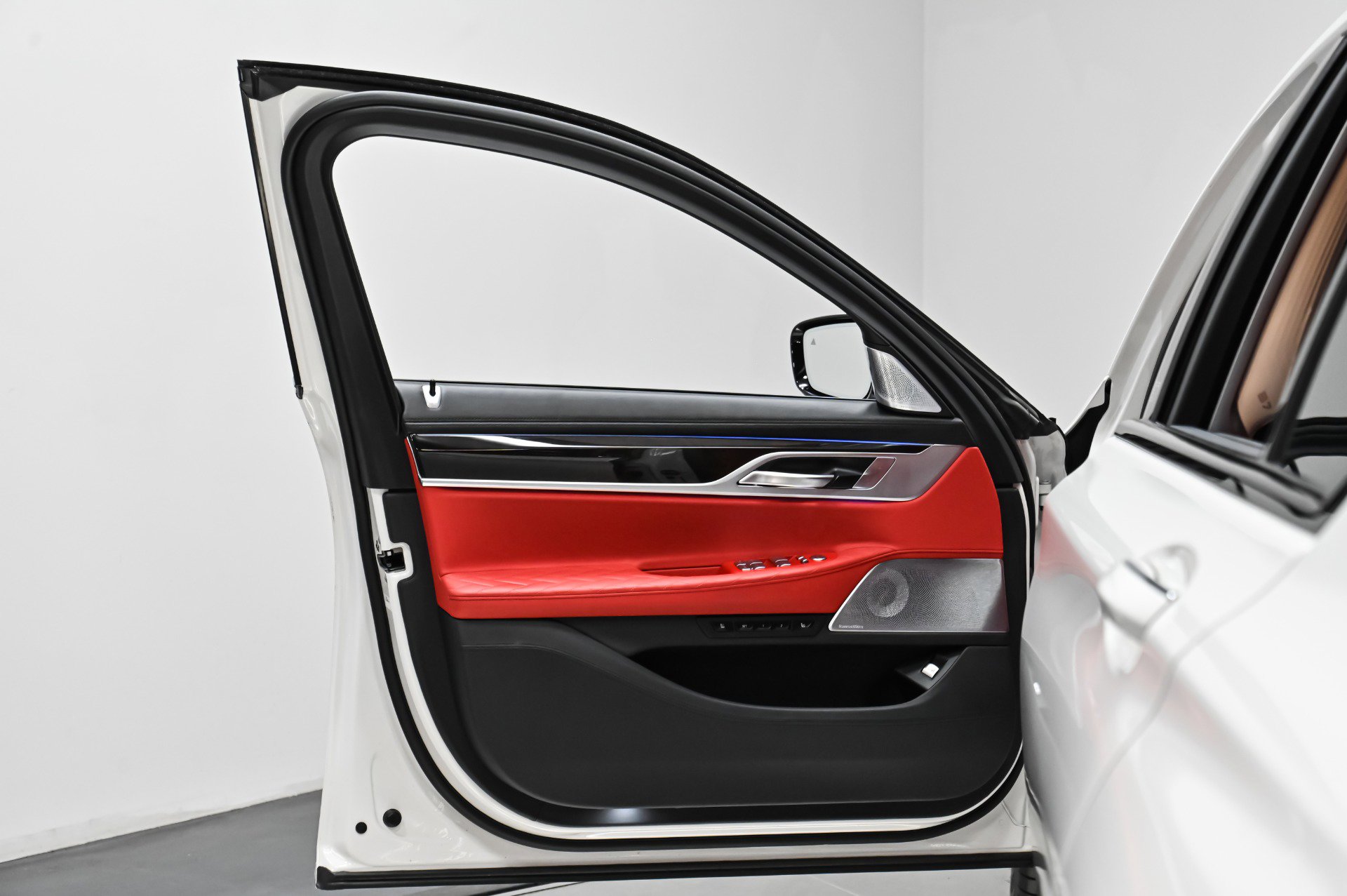 Used 2022 BMW ALPINA B7 xDrive w/ Luxury Rear Seating Package image 22