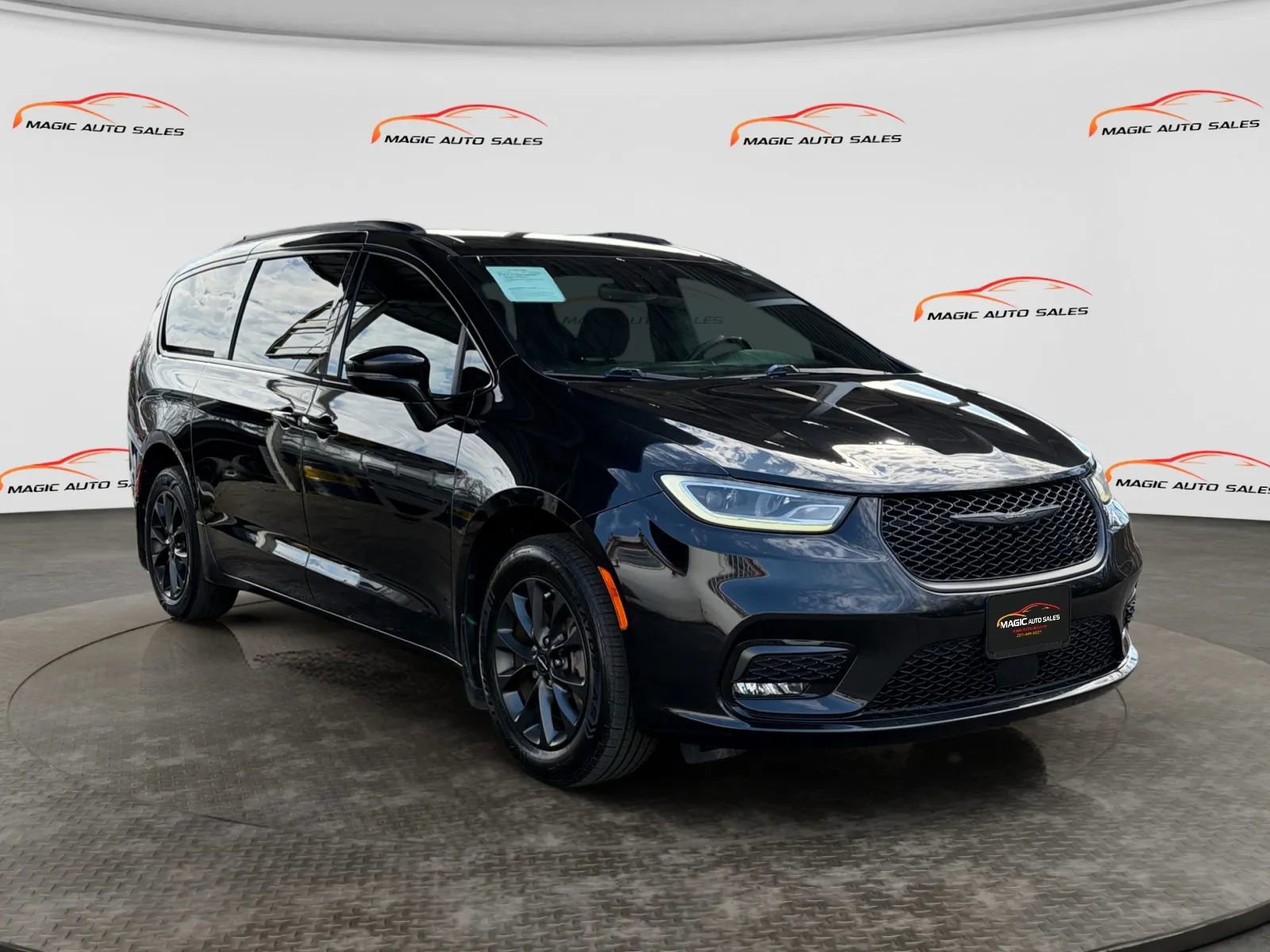 Used 2021 Chrysler Pacifica Touring w/ Cold Weather Group image 4