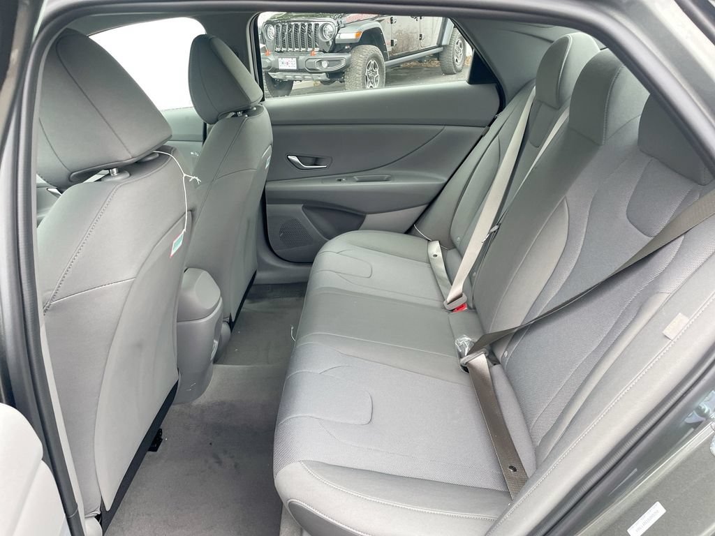 Used 2025 Hyundai Elantra SE FWD image 48