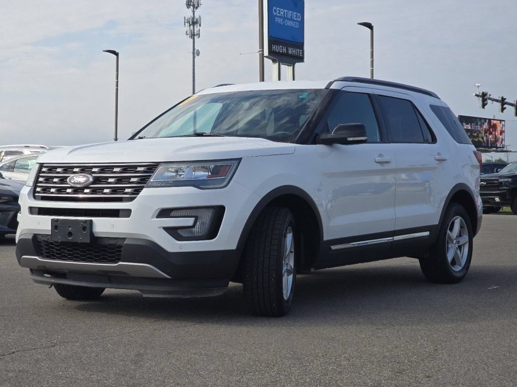Used 2017 Ford Explorer XLT w/ Equipment Group 202A AWD/4WD image 11