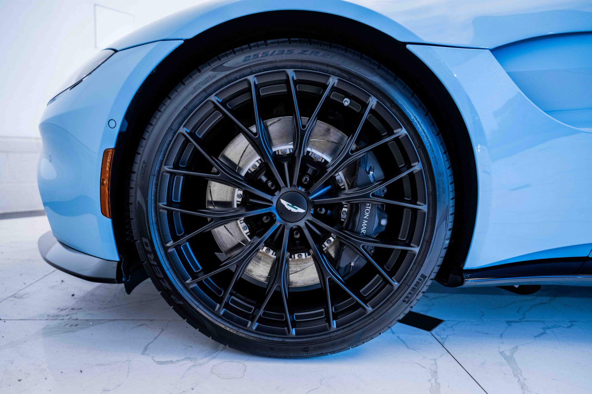 Used 2023 Aston Martin V8 Vantage Coupe RWD image 4