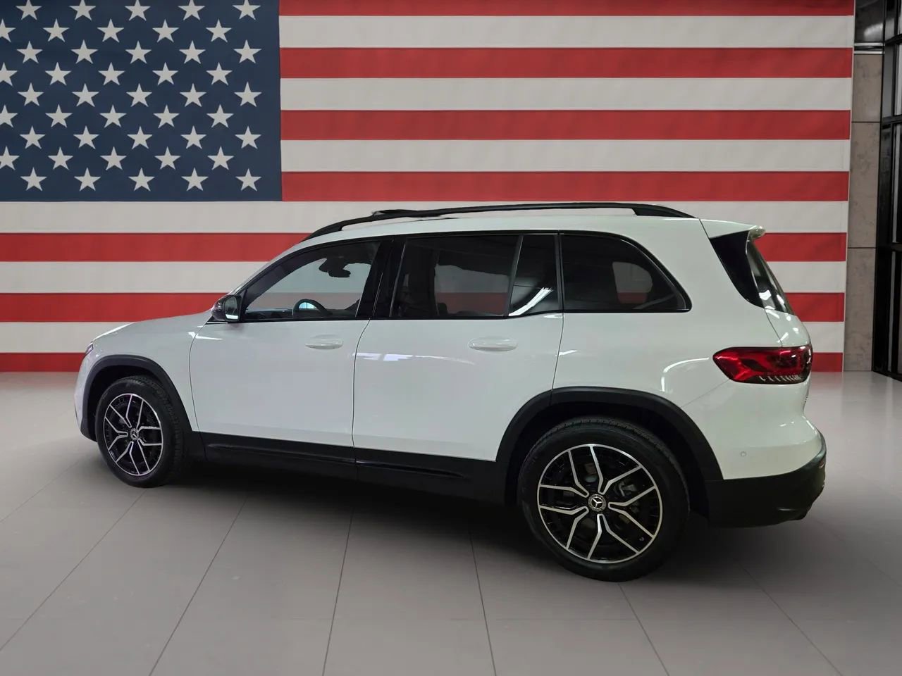 Used 2023 Mercedes-Benz EQB 350 4MATIC SUV image 4