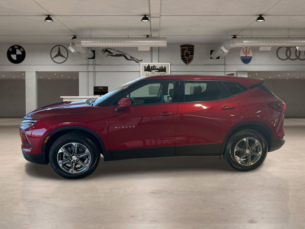 Used 2025 Chevrolet Blazer LT image 2