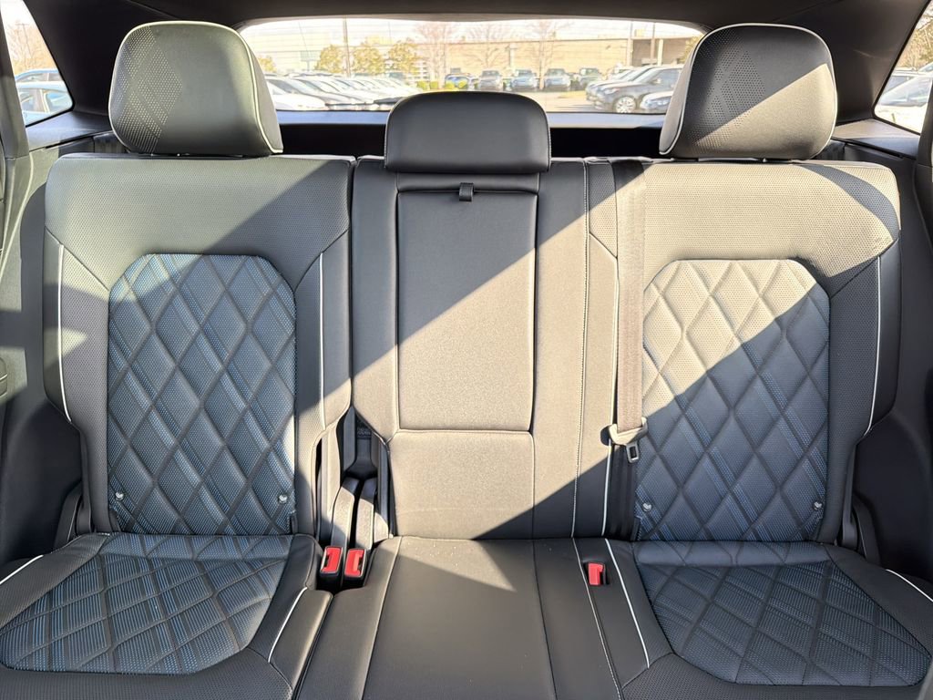 Used 2025 Volkswagen Atlas Cross Sport SEL Premium R-Line image 31