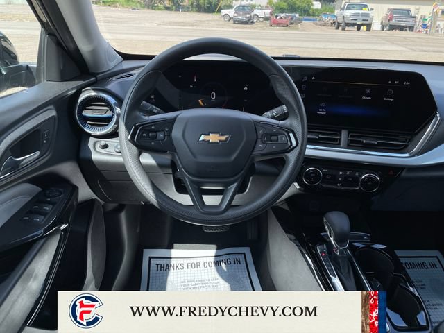 Used 2025 Chevrolet Trax LT FWD image 13