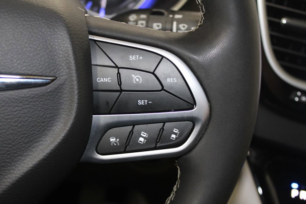 Used 2024 Chrysler Pacifica Touring-L image 36