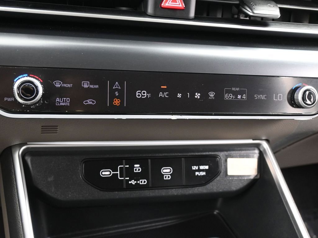 Used 2025 Kia Carnival image 21