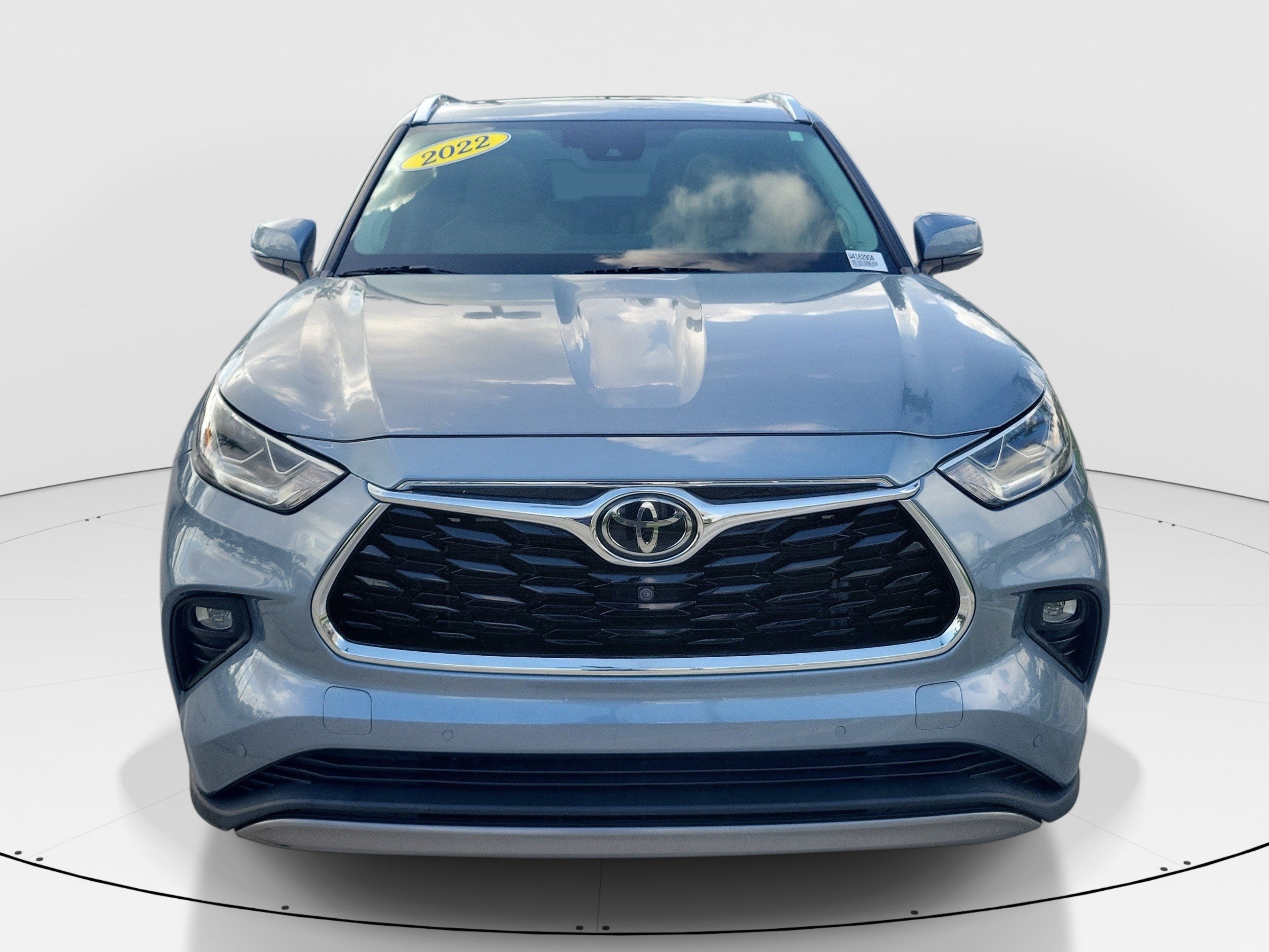 Used 2022 Toyota Highlander Platinum FWD image 2